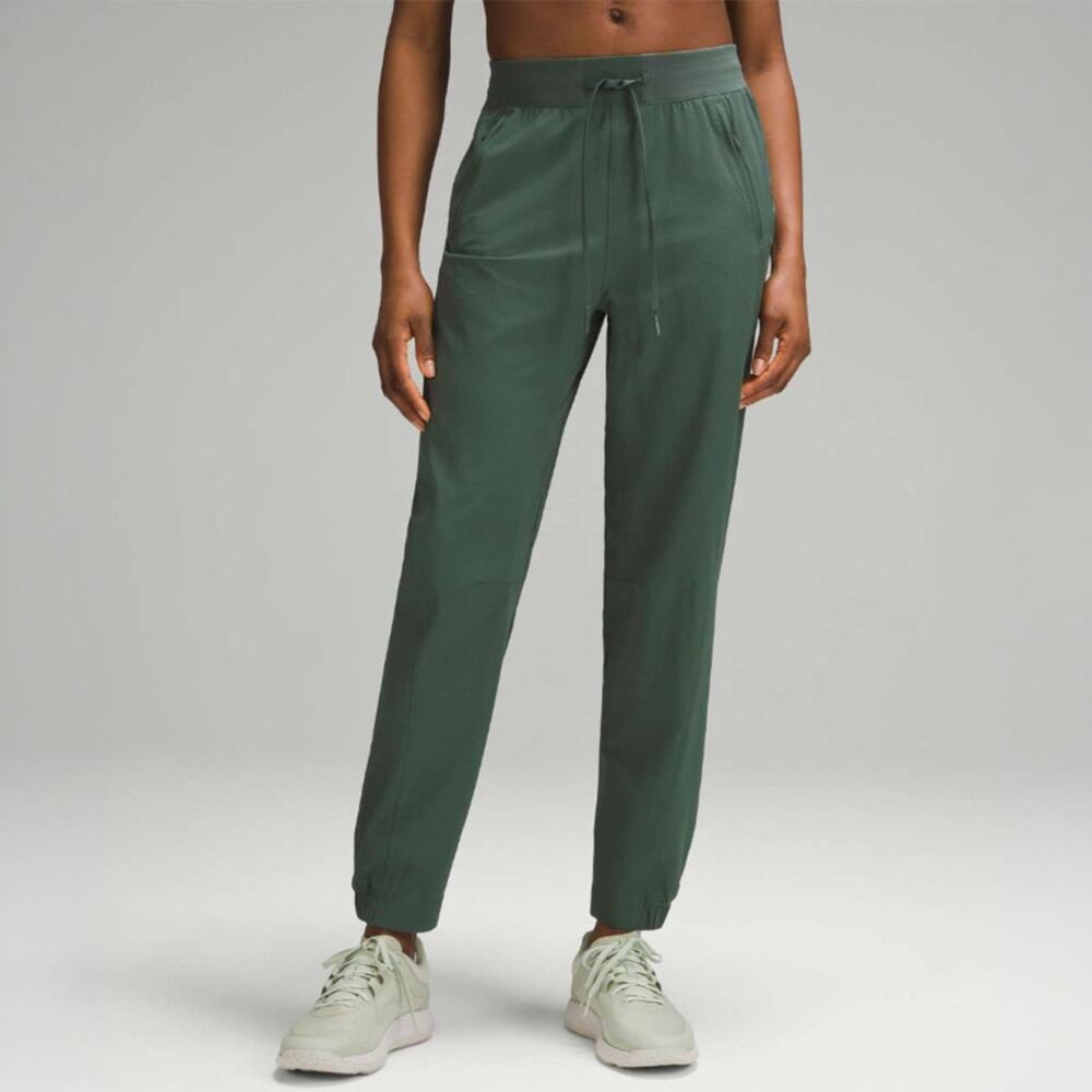 Lululemon License to Train Pant in Dark Forest Green Size 4